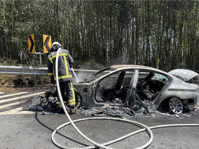 虽沈男第一时间报案，但消防人员抵达、扑灭火势时，车子已烧成废铁。（嘉县消防局提供∕吕妍庭嘉义传真）