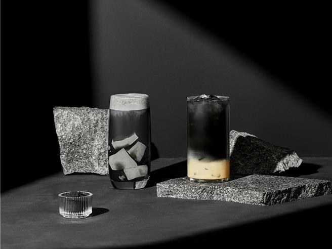 茶湯會「Black Project玩黑計畫 」，推出耀黑系列飲品「耀黑芝麻凍豆漿」、「耀黑檸檬朵朵」兩項新品。（茶湯會提供）