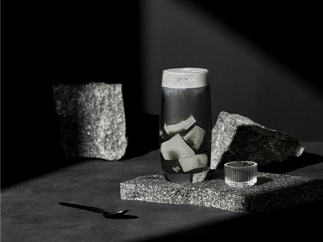 茶湯會新品「耀黑芝麻凍豆漿」以翡翠綠茶為基底，混搭香醇濃郁豆漿，再加入Q軟滑嫩芝麻奶凍。（茶湯會提供）