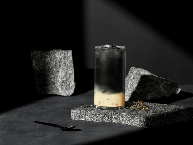 茶湯會新品「耀黑檸檬朵朵」加入兩瓶養樂多，搭配台灣在地新鮮檸檬汁。（茶湯會提供）