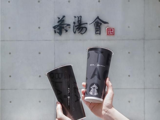茶湯會聯名新竹都城隍廟推出「Black Project玩黑計畫 」，2款紙杯呈現黑白線條，更印上城隍爺插畫，守護茶友平安。（茶湯會提供）