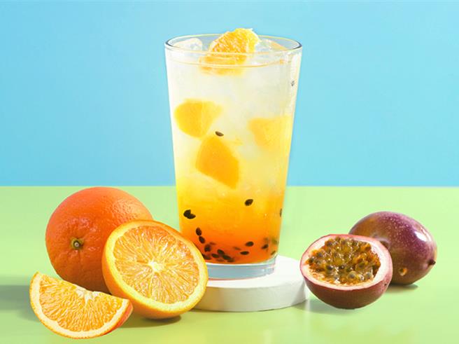 水果派對以茶香搭配鮮果碰撞出清爽沁涼風味。（日出茶太提供）