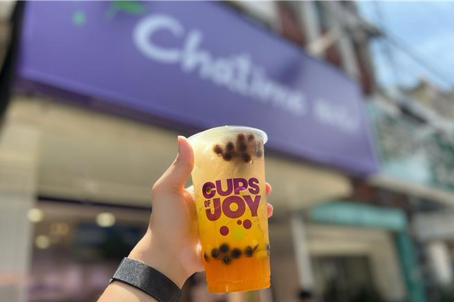 以芒果加上翡翠綠茶，搭配QQ配料的芒果QQ綠，咀嚼感十足。（日出茶太提供）