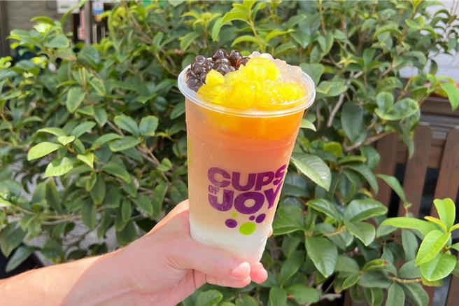 濃厚拿鐵香搭配粉粿、珍珠、脆脆啵啵的經典太極111-太極粉粿厚茶拿鐵最對咀嚼狂熱者的胃。（日出茶太提供）