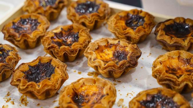 奧瑪烘焙千層可頌蛋塔，原價每盒6入510元、特價495元。（SOGO提供）