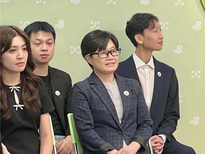 杨懿珊(中)传内定驻美公使。（曾薏苹摄）