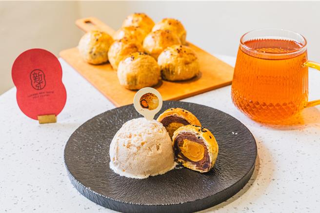 「新口味食品行」创新推出「蛋黄酥冰淇淋」，神还原蛋黄酥内馅的甜咸滋味与口感，将于7月18日至21日在台北SOGO忠孝馆「国际冰品节」快闪开卖。(新口味食品行提供)