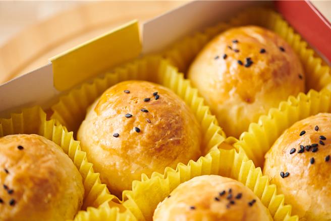 「新口味食品行」飘香35年的蛋黄酥，以纯手工制作，真材实料加上用心把关，打造出酥皮薄脆涮口、层次风味分明的蛋黄酥。(新口味食品行提供)