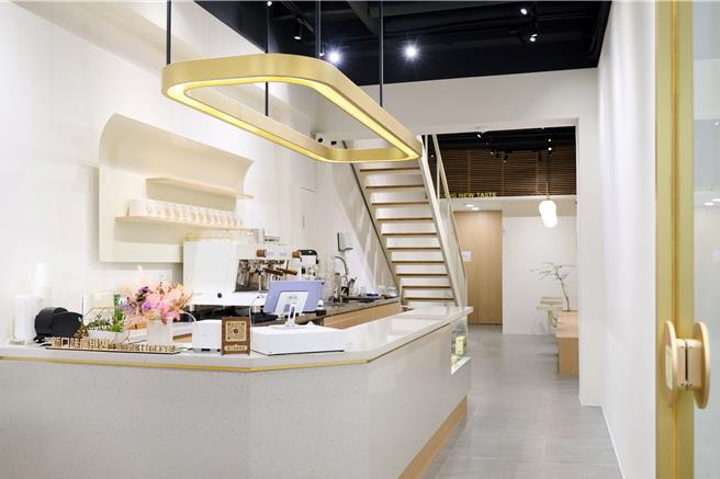 位于彰化鹿港老街商圈的「新口味鹿港店」，可品尝到全台首创的蛋黄酥下午茶套餐，包含蛋黄酥冰淇淋、新鲜出炉的喷香蛋黄酥和现冲咖啡茶饮。(新口味食品行提供)