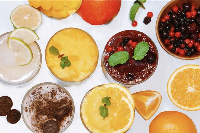 迎接艳夏骄阳，「老爷小花园」推出5款夏季限定冰沙抗暑，包括当令新鲜爱文芒果制成果香浓郁的「艷夏好芒」、掳获大小朋友味蕾的「可可奥利奥」等，每杯220元。(royal petite garden老爷小花园提供)