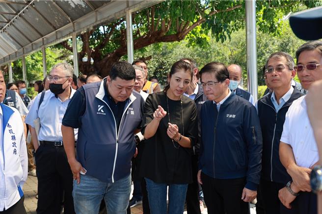 交通部长李孟谚至国道3号南投服务区视察，得知南投县乡亲往返南部县市没有公车可搭，拟新辟国道客运路线解套。（杨静茹摄）