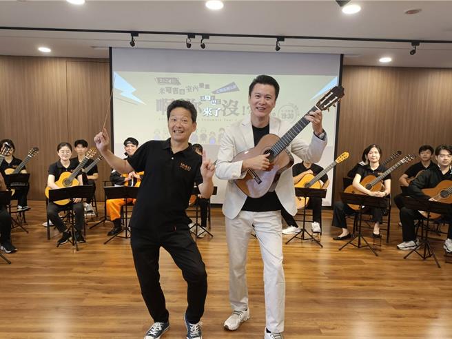 日本「新堀吉他交響樂團」＆「新堀吉他室內樂團」前首席指揮寺田和之（左），去年移居台中擔任米可吉他室內樂團藝術總監暨指揮。（陳淑娥攝）