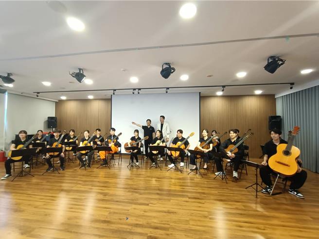 寺田和之將指揮米可吉他2024巡迴演出《啊！你來了沒！？》，創新以古典跨流行演出動漫音樂，令人耳目一新。（陳淑娥攝）