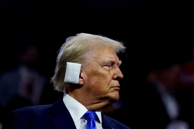 图为川普16日戴纱布出席共和党全代会。（路透社）