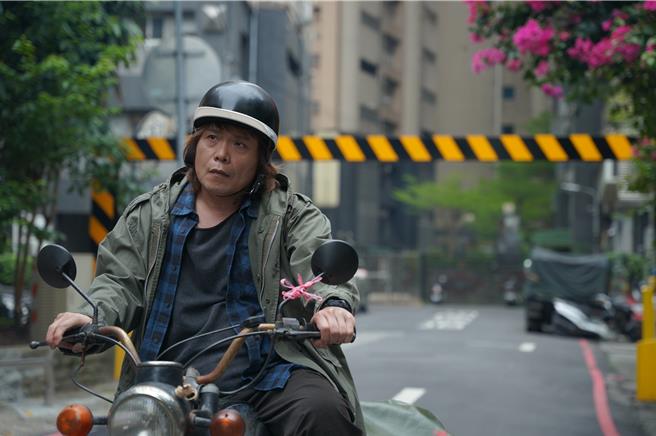 伍佰在《爱情城事》变身机车派报员穿梭城市，贯穿整部电影。（华映提供）