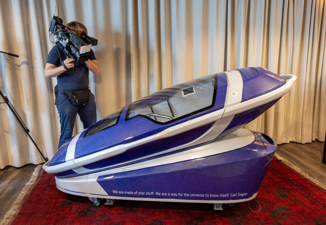 2024年7 月17日，瑞士苏黎世展出的Sarco安乐死胶囊舱，能够让用户能够最终控制自己的死亡时间。（路透社）