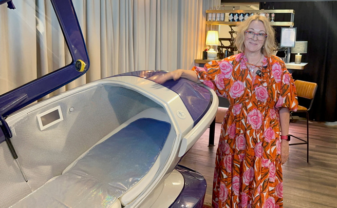 2024年7月17日，「最后的照护」员工菲斯图尔特展示安乐死胶囊，这个3D 列印的胶囊舱，可让用户决定最终的死亡时间。（路透社）