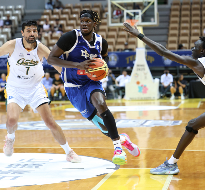 17日琼斯杯赛事中，中华白莫巴耶（中）全场攻下31分，帮助球队90比78击退澳洲，收下本届琼斯杯第2胜。（中华篮协提供）