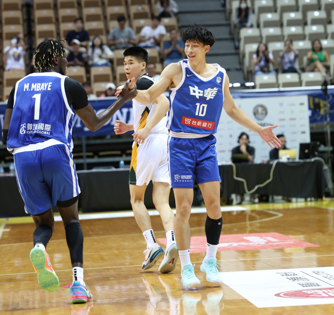 中华白宋昕澔（右）赞助16分，比赛中得分后和队友莫巴耶（左）击掌庆祝。（中华篮协提供）