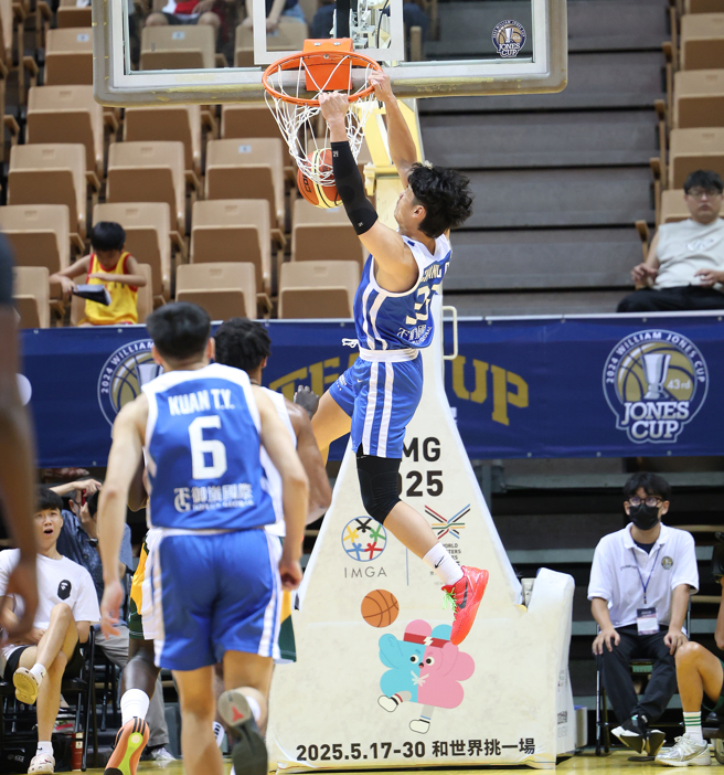 中华白江均展现双手灌篮美技。（中华篮协提供）