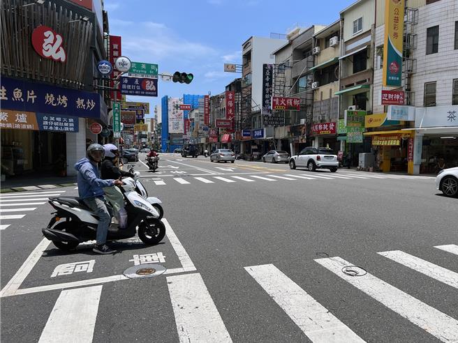 台南市政府交通局计画提前于8月中下旬全面开放单向两线道机车不强制两段式左转。（洪荣志摄）