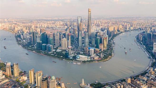 陆公布31省分上半年人均可支配收入，10省分逾8.8万元。图为上海黄浦江两岸。（新华社）