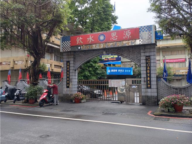 国民党基隆市党部17日晚间发出声明稿，认为基市选委会秉持行政中立，并反呛中选会才应该公正客观，勿沦为民进党打手。（张志康摄）