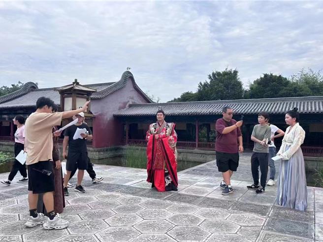 台青「橫」有戲活動7月15日在浙江橫店影視城正式「開機」，來自海峽兩岸的14名「主演」，在「浙」裡過一把戲癮，沉浸式感受影視文化的魅力。（照片由李國彥提供）