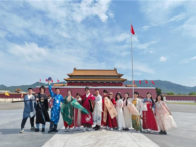 台青「橫」有戲活動7月15日在浙江橫店影視城正式「開機」，來自海峽兩岸的14名「主演」，在「浙」裡過一把戲癮，沉浸式感受影視文化的魅力。（照片由李國彥提供）