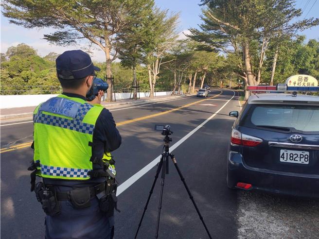 彰化警方发现进入暑假后，两轮族骑乘热门路线彰139线超速等违规有增加的趋势，已展开防飙等相关勤务因应。（警方提供／孙英哲彰化传真）