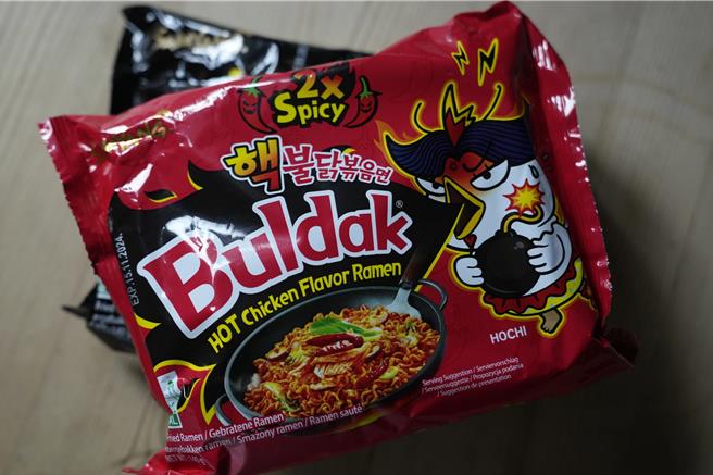 韩国三养食品火鸡麵日前因「太辣恐致急性中毒」遭丹麦政府下架。（图／美联社）