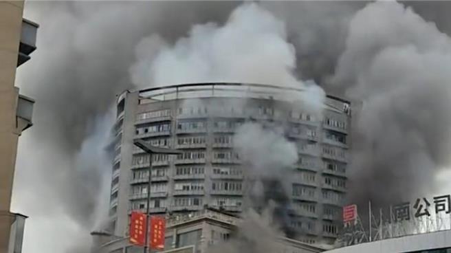 四川自貢九鼎百貨大樓起火，已致6人遇難。（大陸央視）