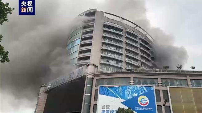 四川自貢九鼎百貨大樓起火，已致6人遇難。（大陸央視）