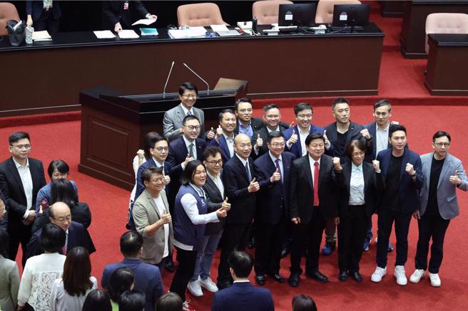 立法院本会期最后一次院会，从17日起开始休会。行政院长卓荣泰（前排左五）16日前往立院致意，并与立法院院长韩国瑜（左四）及国民党立委合影留念。（资料照片/邓博仁摄）