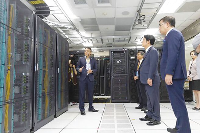 总统赖清德16日视察气象署高速电脑运算机房，了解气象署与AI晶片大厂辉达的合作相关情形。图／总统府提供
