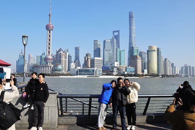 上海房市此波买气是由低价房与豪宅回升带动，中产阶层信心仍低迷。图／中新社