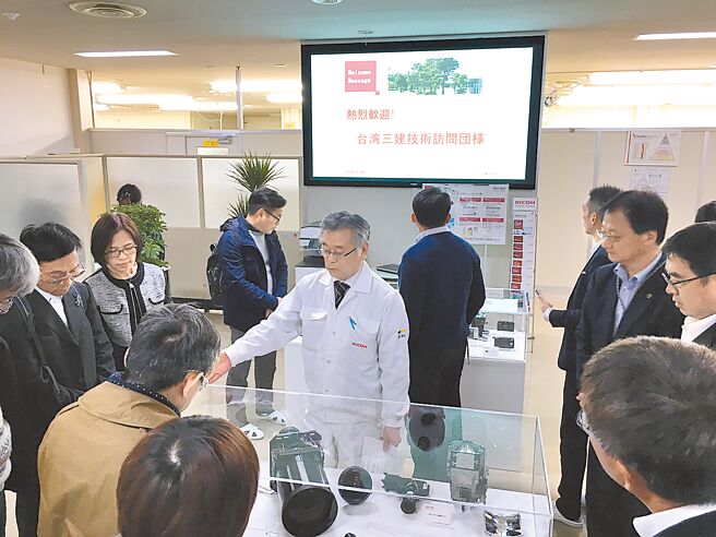 2017年參訪理光Ricoh工廠，廠長介紹Ricoh產品歷史。圖／業者提供