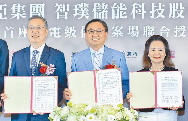 大亞集團16日與永豐、台新等八家銀行共同簽約完成新台幣39.2億元的聯合授信案，此資金將用於建設台中首個輸電級E-dReg 100W儲能案場，預計未來能提供每日20萬度的儲電量，有效提升中部地區電力調節供應能力。大亞集團董事長沈尚弘（中）出席與各銀行代表簽約。圖／王德為