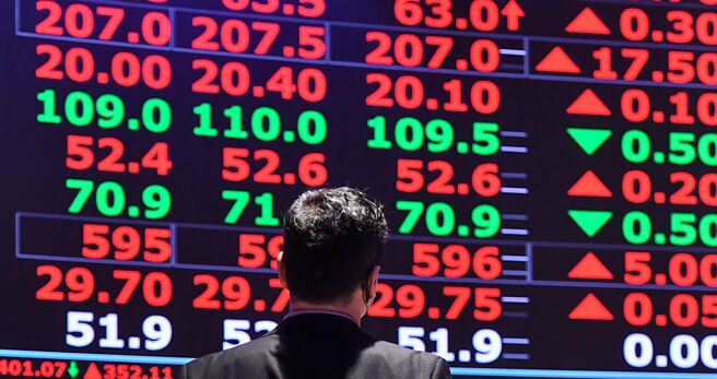 台股急跌后出现反弹，大涨超过500点。（图／报系资料照）