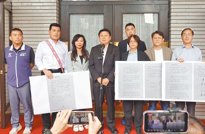 國民黨立法院黨團總召傅崐萁（中）16日與黨籍立委在議場前舉行「針對403震災重建條例、花東快速道路建設特別條例說明」記者會。（姚志平攝）