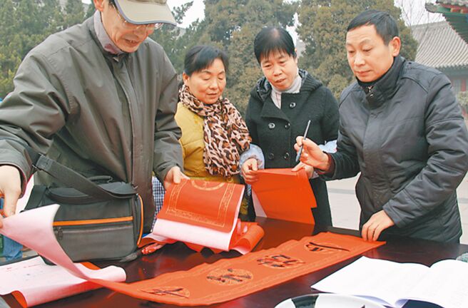 西安碑林博物館書法交流中心主任王冰（右一）經常為書法教育、推廣，與民眾交流。（中華翰維文化推廣協會提供／李怡芸台北傳真）
