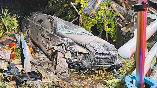 40岁陈姓男子16日凌晨开着价值千万元宾利轿车，行经花莲县吉安乡台11线2.7公里处自撞伤重不治。（民眾提供／王志伟花莲传真）