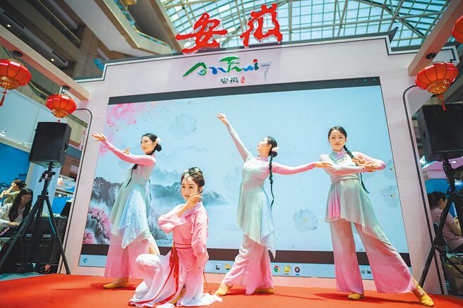 立法院院会16日决议解除人民组团赴大陆观光限制，陆委会表示，予以尊重。图为2024台北国际夏季旅展，大陆有155名官员及业者来台参与，并设置70多个摊位。（本报资料照片）