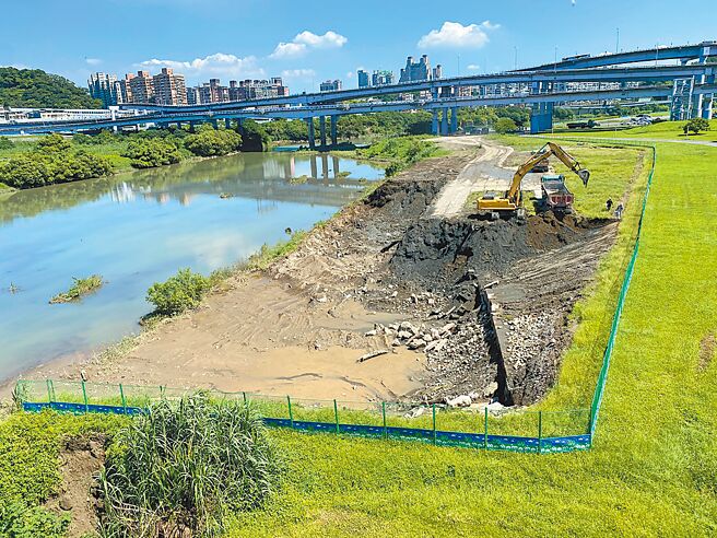 新北市中和秀朗橋北端區段徵收工程因需要填土，地政局近期在新店溪執行取土作業，導致河床沿岸出現巨大窪坑，下雨過後，河岸邊更形成驚人的沼澤地，引發民眾憂慮河濱公園設施安全性。（新北市議員黃心華提供／高鈞麟新北傳真）