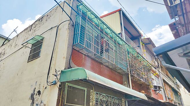 桃園八德39歲詹姓男子與42歲龔姓男子等4人是臨時工宿舍室友、鄰居，詹男今年2月疑遭龔男等人凌虐死亡還謊稱是意外，檢警懷疑有異，發現是龔男等其他3人涉案，依傷害致死聲押禁見獲准。（翻攝照片／賴佑維桃園傳真）