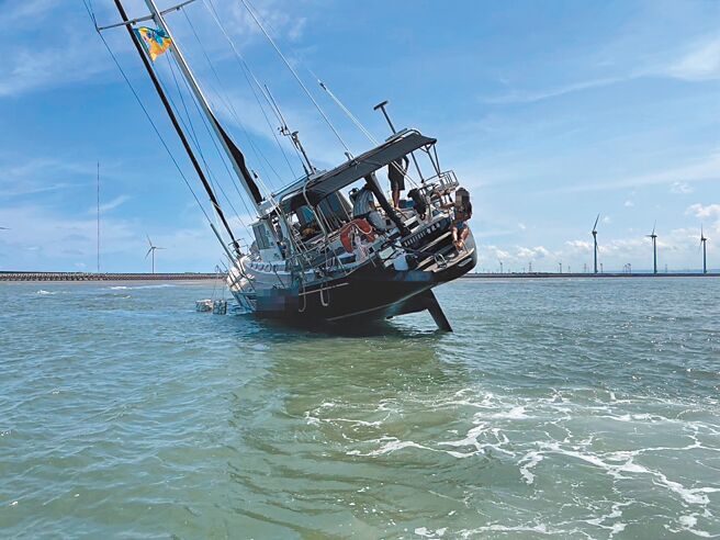 宜蘭縣岳明中小學暑期展開帆船跳島環台活動，不料15日早上7時多，2艘載有20多人的帆船航入彰化縣崙尾灣漁港過程遇上退潮，其中1艘船擱淺航道且船舶傾斜。（海巡署提供／潘虹恩台中傳真）