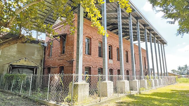台南鹽水岸內影視基地內有一棟在地人俗稱「紅樓」的歷史建築，台南市政府最近啟動修復作業，並在上方架設屋頂，減少建築被侵蝕的速度。（張毓翎攝）