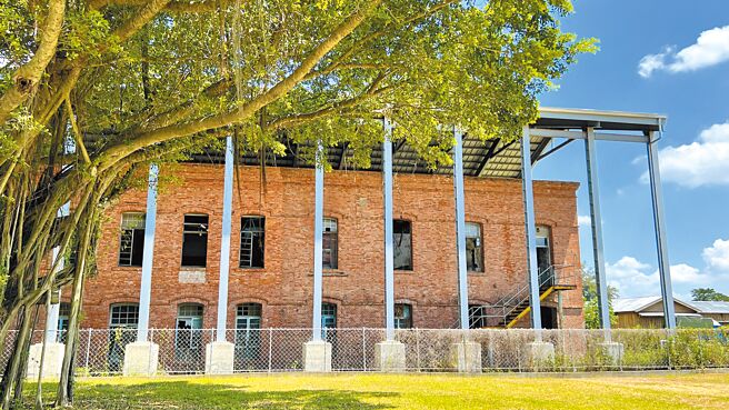 台南鹽水岸內影視基地內有一棟在地人俗稱「紅樓」的歷史建築，台南市政府最近啟動修復作業，希望未來不僅作為劇組的片場之一，也串聯影視基地其他開放區，吸引觀光客參觀。（張毓翎攝）