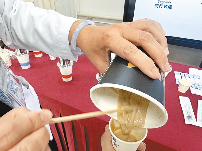 小港醫院使用增稠劑調製「濃稠咖啡」，使液體形成半固體，有助長者吞嚥享用。（洪靖宜攝）