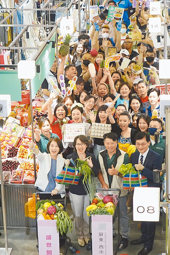 副總統蕭美琴（前排左二）、屏東縣長周春米（前排左一）開心與西市場攤商們合影。（羅琦文攝）